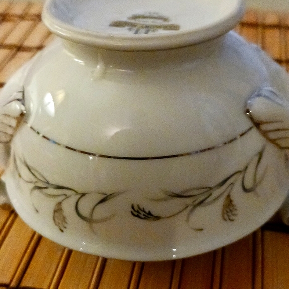 Vintage China - Platinum Garland Sugar Bowl & Lid manufactured by Harmony House - Picture 11 of 16